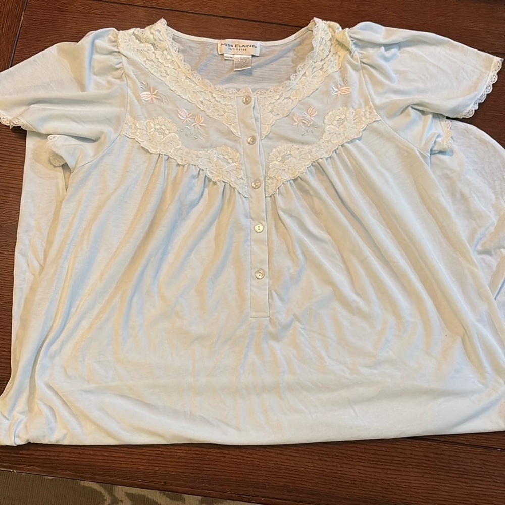 Miss Elaine Nightgown medium. Lightweight soft. Lace trim